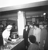 Konsum Alfa, demonstration av köksredskap på varuhuset. 28 september 1950.


