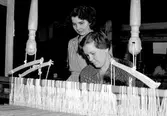 Vävskola i  Godtemplarlokalen i Allmänninge, Valbo 11 oktober 1950. Saimy Lindh väver och Brita Mårtensson, vävlärare.


