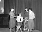 Flickskolan har teaterkurs för eleverna. 27 oktober 1950.




