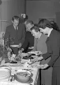 Skolkök i Strömsbro, julbord dukas. 5 december 1950.

