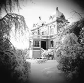 Bengt Müller direktörsassistent på Gefle Ångväveri. För tackkort. Sommarvillan i vinterskrud. 28 februari 1950.
