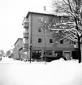 Systembolagets nya butik vid Södra Kungsgatan. 30 december 1950. Systembolaget låg i hörnet Södra Kungsgatan och Åkargatan (som idag heter Övre Åkargatan) entrén var från Åkargatan.
