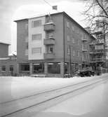 Systembolagets nya butik vid Södra Kungsgatan. 30 december 1950. Systembolaget låg i hörnet Södra Kungsgatan och Åkargatan (som idag heter Övre Åkargatan) entrén var från Åkargatan.
