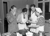 Hemgården. Torsdagklubben, matlagningskurs för herrar.  December 1951.
