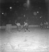 Ishockeymatch GGIK - Canada, februari 1951. GGIK är förkortning för Gävle Godtemplares Idrottsklubb, kallades även för Godis eller Saftpiraterna.



