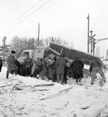 Bilolycka vid järnvägsövergången i Bäckebro. 10 mars 1951.
