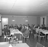 Gävle Manufaktur AB, Strömsbro. Samkväm bilder från ett bord. 1 oktober 1951.


