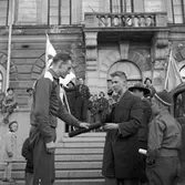 Godtemplarebudkavel överlämnas på Rådhustrappan. 26 maj 1951.
