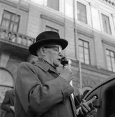 Godtemplarebudkavel överlämnas på Rådhustrappan. 26 maj 1951.