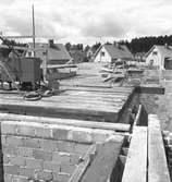 Byggnadsnämnden Ingenjör Persson. Fotografering av dåligt byggnadsmaterial. 30 juni 1951.