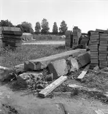 Byggnadsnämnden Ingenjör Persson. Fotografering av dåligt byggnadsmaterial. 30 juni 1951.