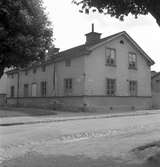 Exteriör på hus från hörnet av Hattmakargatan och Staketgatan.
9 juli 1951. Advokat A. Kriström, Brunkebergsbacken 14, Stockholm