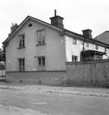 Exteriör på hus från hörnet av Hattmakargatan och Staketgatan.    9 juli 1951. Advokat A. Kriström, Brunkebergsbacken 14, Stockholm