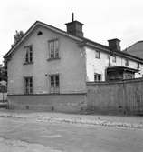Exteriör på hus från hörnet av Hattmakargatan och Staketgatan.    9 juli 1951. Advokat A. Kriström, Brunkebergsbacken 14, Stockholm