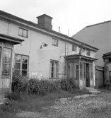 Exteriör på hus från hörnet av Hattmakargatan och Staketgatan. 9 juli 1951. Advokat A. Kriström, Brunkebergsbacken 14,
Stockholm