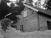 Brämsand, hus som rasat sönder. 7 juli 1951.