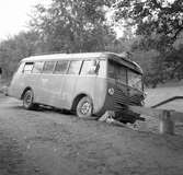 Bussolycka vid Hamrånge.  September 1951. OBS! Det står Forsbacka på bussen.