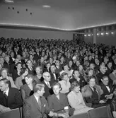 Stadsteaterns invigning. Rune Lindström och publik vid Folkteaterns premiär i Gävle. 16 oktober 1951. Folkets Hus.