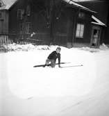 Årets första snö. 16 november 1951. Islandsplan, Brynäs.