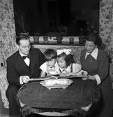 Familjen Lindblad, Västra Vägen 30 H, 1 trappa, Gävle
24 november 1951.