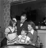 Familjen Lindblad, Västra Vägen 30 H, 1 trappa, Gävle
24 november 1951.