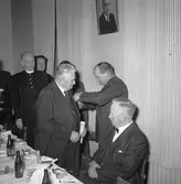 Älvkarleby, medaljutdelning bland kommunalmän.         17 december 1951.

