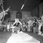 Gefle Jultomtar, julfest. 16 december 1951. Frk. Ljung,
Brändströmgatan 10, Gävle