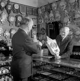Hantverk och Industri Tidningen. Glasmästare Gerhard Nilsson och  Urmakare Brynte innanför disken. År 1951.