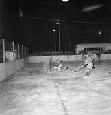 Ishockeymatch på Kastvallen i Bomhus. Huge - Ljusne.  Februari 1952. Huge vinner division 2.