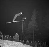 Måsbergsbacken, tävling i elljus. 5 februari 1952.
