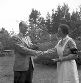 Rörbergs koloni, reportage. Penningsumma emottages av Lions Tivoli. 24 juni 1952.

