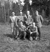 Korpskytte på Rödjningen. Bomhus skarpskytteförening. Stående från vänster, andra mannen är Hübinette, tredje är August Jacobsson och nummer fyra är Nils Strömberg. Den 25 maj 1952.