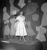 Flickskolan Kommunala, mannekänguppvisning.              9 juni 1952.