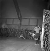 Handboll Gästrikland - Västmanland i exercishallen, I 14. 12 november 1952.
