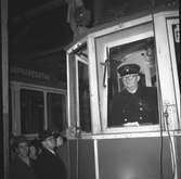 Spårvagnarnas sista tur. Avskedsfest vid lokstallarna.   19 oktober 1952. Reinhold Blixt i förarrutan, nedanför från vänster Torgny Larsson och Kalle Kandén.