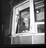 Spårvagnarnas sista tur. Avskedsfest vid lokstallarna.   19 oktober 1952. Stadsdirektör C. W. Westlund.