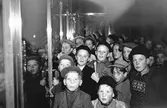 Från barnföreställning på Sagabiografen 9 november 1946. Norra Skeppargatan, Gävle. Revs när Domusvaruhuset skulle byggas.
Bilden: Andra raden från vänster: Nr 3. Lasse Strömstedt  f.1935,  Brynäs, senare författare. Tredje raden från vänster: Nr 1. Sivert 