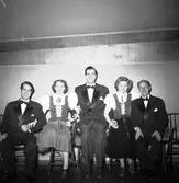 I mitten Hilding Pettersson och längst till höger Oscar Haglund. Gävletrion och Sandviksflickorna i studion. Den 28 september 1950.


