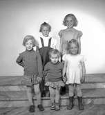 Barn som ska till Rörberg koloni på sommaren.            15 maj 1952.