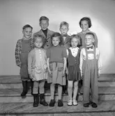 Barn som ska till Rörberg koloni på sommaren.            15 maj 1952.