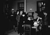 Från valdagen. den 14 september 1946. Inne i röstlokalen