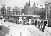 Busstation på stortorget med Gevaliaskylt på taket. den 9 februari 1947