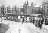 Busstation på stortorget med Gevaliaskylt på taket. den 9 februari 1947