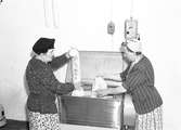 Pensionärshem i Bomhus, klädtvätt pågår