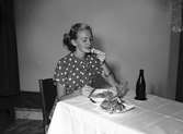 Räkor priskontrolleras. M. Forslund äter räkor. Den 18 september 1949
