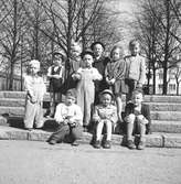 På väg till Frälsningsarmens barnkoloni i Rörberg. Taget den 10 maj  1950 i Stenebergsparken