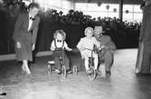 Cykeltävling för barn på Rotundan den 30 maj 1950