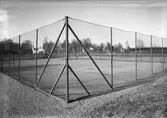 Tennisbana som är omgärdat med ett galvaniserat nätstaket från Gävle Galvan


