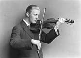 Sven Danielsson spelar fiol
