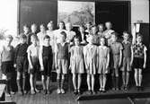 Lärarinnan fru Gäfvert med sin skolklass, den 11 juni 1940

